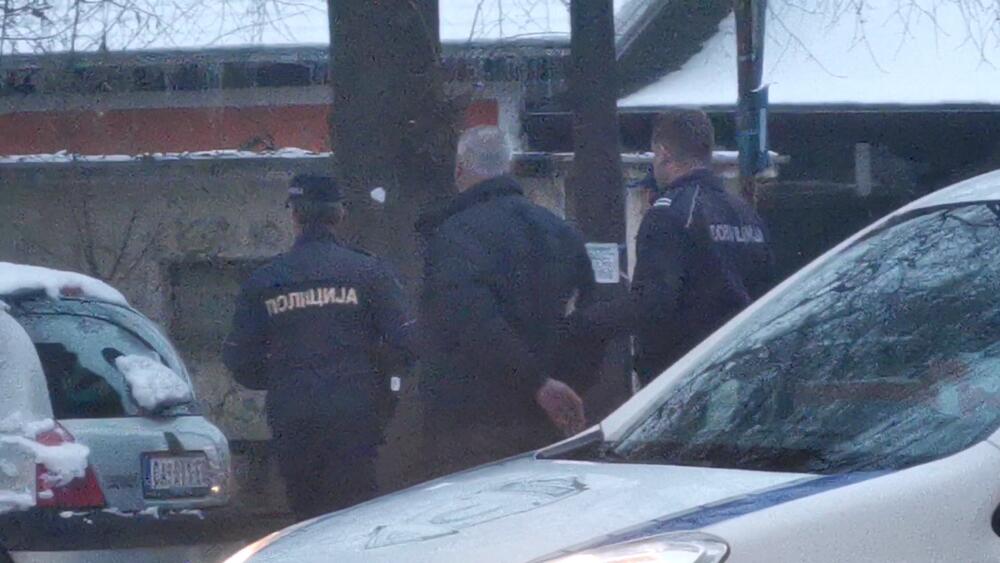 policija odvodi osumnjičenog