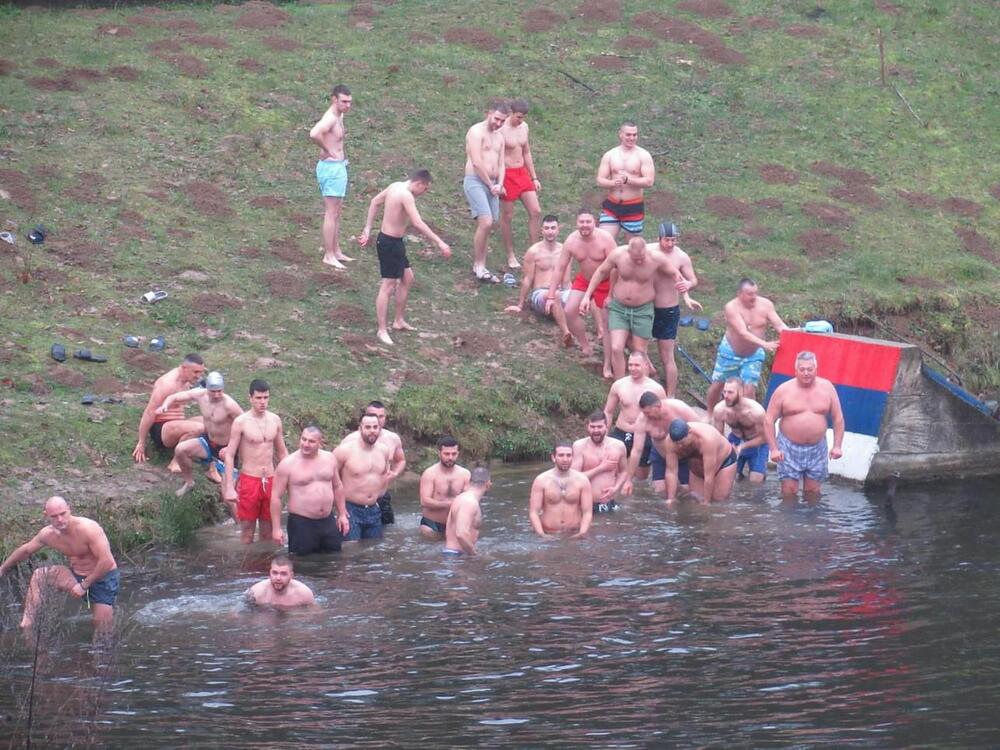 Bogojavljanje, Ripanj, plivanje za časni krst