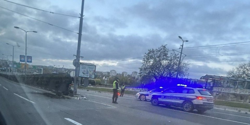 Lančani sudar na Autokomandi: Stvara se gužva, delovi automobila i autobusa rasuti po putu