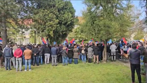 ПЕВАЈ СРБИЈО СИЛНИЈЕ, ЈАЧЕ! Спектакуларан дочек у Старој Пазови за студенте који пешаче из Новог Сада (ВИДЕО)