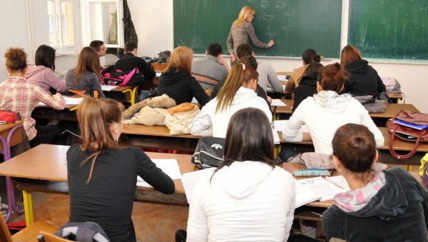 НОВАЦ СТИЖЕ КРАЈЕМ МАЈА: Ђачка помоћ у износу од 20.000 динара биће исплаћена у четири рате НОВАЦ СТИЖЕ КРАЈЕМ МАЈА: Ђачка помоћ у износу од 20.000 динара биће исплаћена у четири рате
