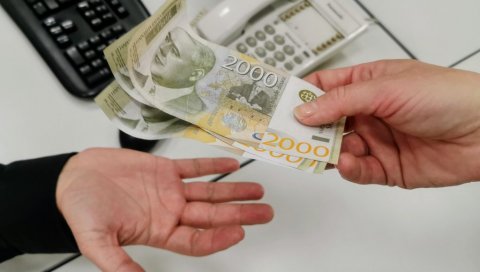 ВУЧИЋ ОБЕЋАО: Просечна плата биће 1.174 евра у децембру 2026. године ВУЧИЋ ОБЕЋАО: Просечна плата биће 1.174 евра у децембру 2026. године