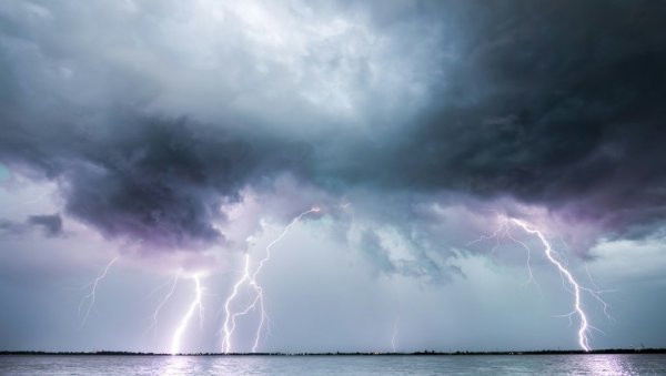 ОЧЕКУЈТЕ ГРАД И ЈАК ВЕТАР: РХМЗ најављује снажне олује ОЧЕКУЈТЕ ГРАД И ЈАК ВЕТАР: РХМЗ најављује снажне олује
