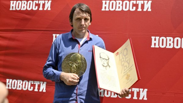 ПУТОКАЗ У ВРЕМЕНУ ПОГРЕШНИХ ЗНАКОВА: Песнику Слободану Јовићу уручена награда Меша Селимовић, признање Вечерњих новости (ФОТО)