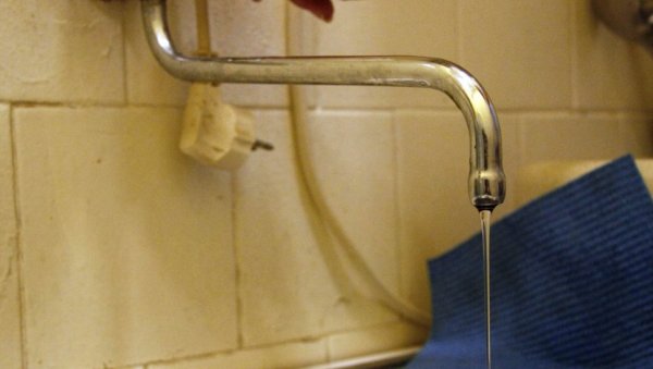 СУВЕ ЧЕСМЕ У УТОРАК: Без воде део Врачара и Савског венца СУВЕ ЧЕСМЕ У УТОРАК: Без воде део Врачара и Савског венца