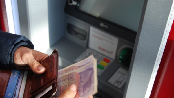 БАНКОМАТ СКИНУО НОВАЦ СА РАЧУНА, А НИЈЕ ИСПЛАТИО: Ево шта треба да урадите