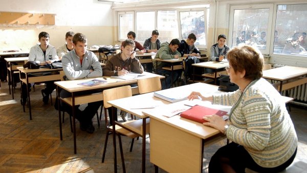 ИЗ КЛУПА СА РУПАМА У ЗНАЊУ: Гимназије убрзано надокнађују наставу