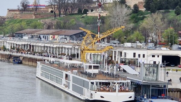 МАШИНЕ ВЕЋ УЗ РЕКУ: Уређење Савског приобаља као припрема за будуће пристаниште МАШИНЕ ВЕЋ УЗ РЕКУ: Уређење Савског приобаља као припрема за будуће пристаниште