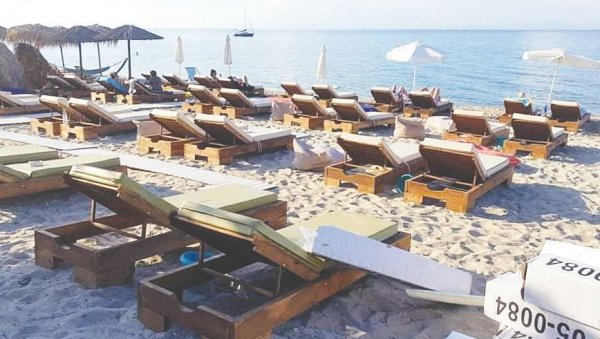 ДЕЧАКУ ИЗ СРБИЈЕ СТАЛО СРЦЕ НА ПЛАЖИ У ГРЧКОЈ: Драма у Неа Врасни ДЕЧАКУ ИЗ СРБИЈЕ СТАЛО СРЦЕ НА ПЛАЖИ У ГРЧКОЈ: Драма у Неа Врасни