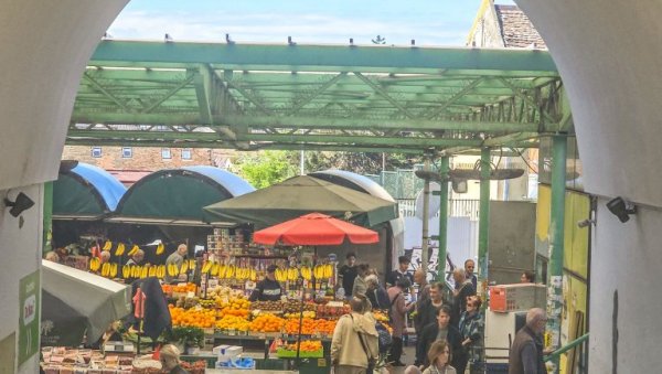 НА ПИЈАЦАМА НИКАД СЛАБИЈА ПОНУДА ВОЋА: Сви једва чекали да га пазаре, а сад га цене папрено - свака друга тезга празна НА ПИЈАЦАМА НИКАД СЛАБИЈА ПОНУДА ВОЋА: Сви једва чекали да га пазаре, а сад га цене папрено - свака друга тезга празна