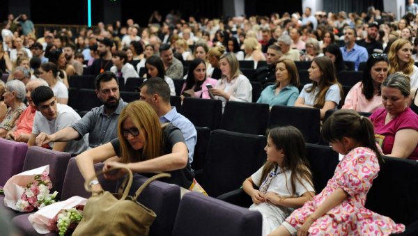 ПЛЕСАЛИ ЗА АНУ: У београдској МТС дворани одржан концерт школе Форм8 посвећен страдалој чланици