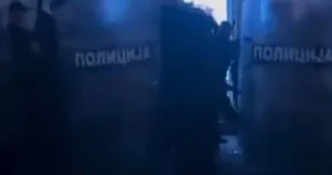 SNIMAK NAPADA NA POLICIJU KOD VUKA: Jedan demonstrant priveden zbog guranja kontejnera, a onda NASTAO HAOS