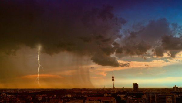 ВРАЋАЈУ СЕ ВРУЋИНЕ, ЕВО ДОКЛЕ ЋЕ ТРАЈАТИ НОВИ ТОПЛОТНИ ТАЛАС: Временска прогноза за недељу, 13. јул ВРАЋАЈУ СЕ ВРУЋИНЕ, ЕВО ДОКЛЕ ЋЕ ТРАЈАТИ НОВИ ТОПЛОТНИ ТАЛАС: Временска прогноза за недељу, 13. јул
