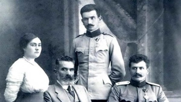 ДВОГОДИШЊЕНЕ ПРИПРЕМЕ ЗА УБИСТВО КРАЉА И КРАЉИЦЕ: Млађи официри нису могли да сваре Александрову женидбу
