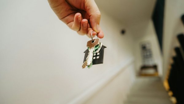 НЕВИЂЕНА ДИСКРИМИНАЦИЈА ПРИ ТРАЖЕЊУ СТАНА: Агент одбио жену кад је чуо како се зове - Одговарао чак и пред судом!