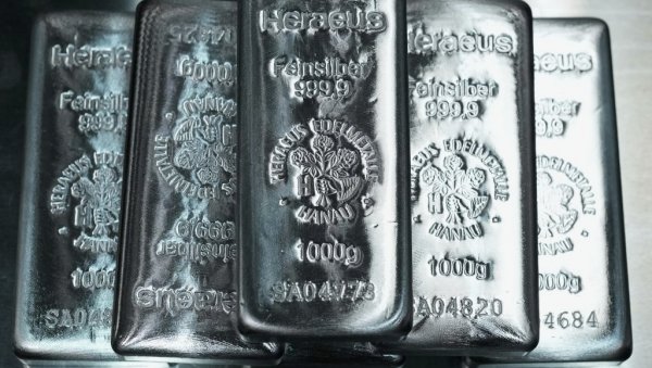 СРЕБРО НА ИСТОРИЈСКОМ МАКСИМУМУ: Цена племенитог метала премашила 85 долара по унци