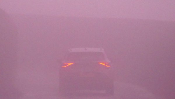 МАГЛА, СНЕГ И ЛЕД НА ПУТЕВИМА! Уведене забране за камионе, огласили се Путеви Србије: Ово су критичне деонице широм земље