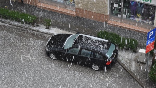 ВОЗАЧИ, ОПРЕЗ: Снег и поледица на путевима отежавају саобраћај - Ови делови Србије су непроходни