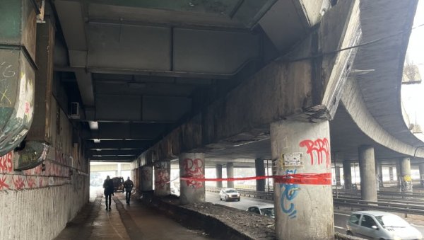 СТУБОВИ ОГРАЂЕНИ, ПУТАРИ НАЈАВЉЕНИ: Још није почела неопходна поправка конструкције на Аутокоманди