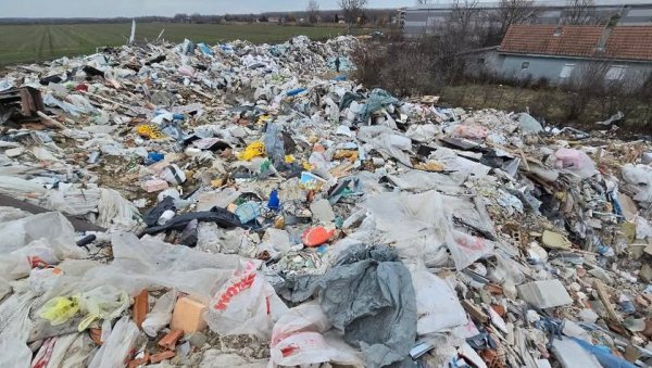 НЕЛЕГАЛНА ДЕПОНИЈА ПОД НОСОМ: На Панчевачком путу 133, у близини седам породичних кућа, расте сметлиште без дозволе