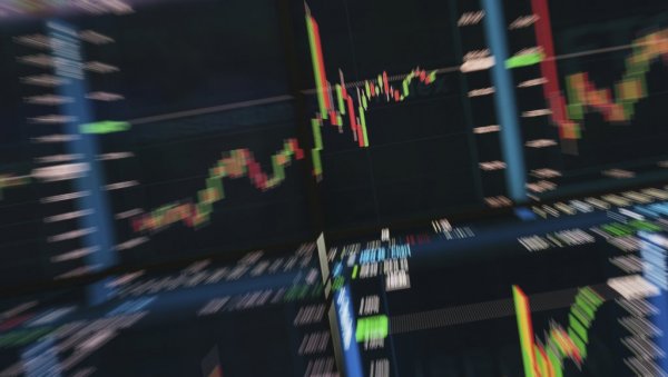 ЦЕНА НАФТЕ НЕ МИРУЈЕ: Поскупљење за још два одсто због блокаде Ормуског мореуза