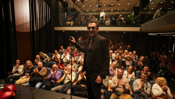 САРАЈЕВСКИ ШАРМ НА ДОРЋОЛУ: Бранко Ђурић Ђуро озбиљно насмејао публику у Фондацији Mozzart