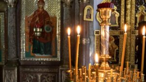 ŠTA SE RADI SA VASKRŠNjOM SVEĆOM POSLE VASKRSA? Jedna greška u kući navodno donosi maler